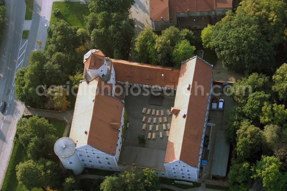 Aerial photograph Spremberg - Blick auf das Schloss Spremberg. Es ist das älteste Bauwerk der gleichnamigen Stadt. Um 1100 entstand es aus einer ehemaligen Turmburg und wurde unter der Regentschaft der Herzöge Sachsen-Merseburg zu eine frühbarocken Anlage ausgebaut. Lange Zeit war es Verwaltungssitz, heute findet man dort das Niederlausitzer Museum, die Musik- und Kunstschule sowie die Kreisbibliothek. Kontakt: Schloss Spremberg Niederlausitzer Heidemuseum, Schlossbezirk 3 03130 Spremberg, Tel. +49(0)3563 6023 50, Fax +49(0)3563 6023 53, Email: kontakt@heidemuseum.de