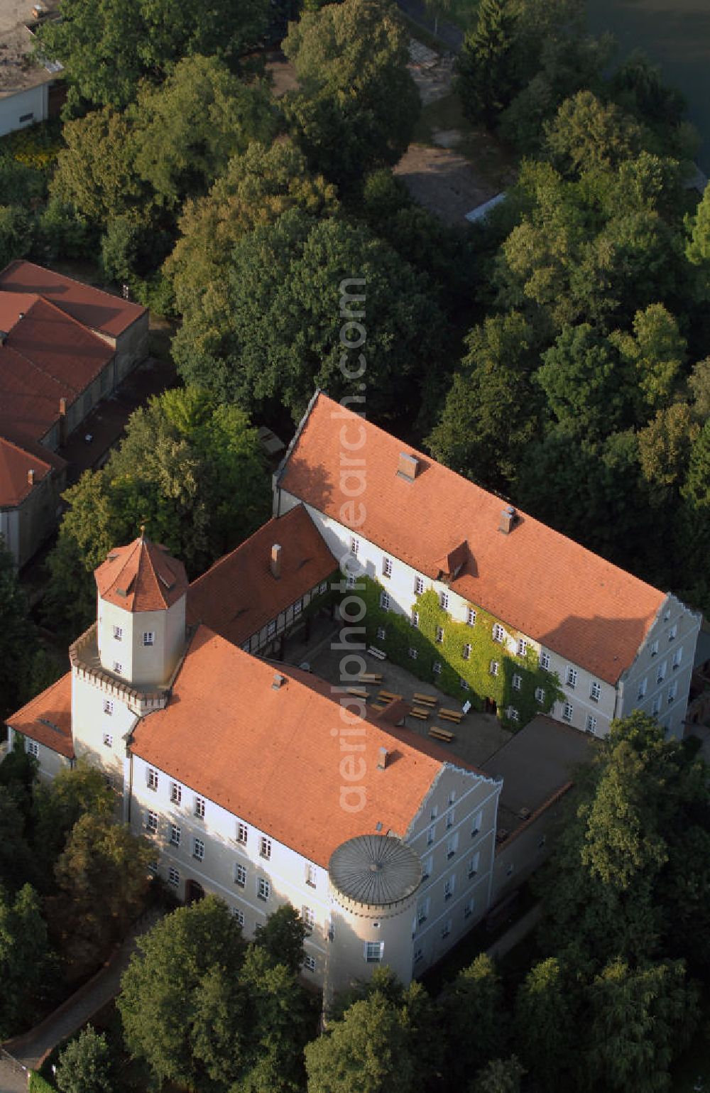 Spremberg from above - Blick auf das Schloss Spremberg. Es ist das älteste Bauwerk der gleichnamigen Stadt. Um 1100 entstand es aus einer ehemaligen Turmburg und wurde unter der Regentschaft der Herzöge Sachsen-Merseburg zu eine frühbarocken Anlage ausgebaut. Lange Zeit war es Verwaltungssitz, heute findet man dort das Niederlausitzer Museum, die Musik- und Kunstschule sowie die Kreisbibliothek. Kontakt: Schloss Spremberg Niederlausitzer Heidemuseum, Schlossbezirk 3 03130 Spremberg, Tel. +49(0)3563 6023 50, Fax +49(0)3563 6023 53, Email: kontakt@heidemuseum.de