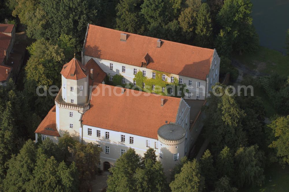 Spremberg from the bird's eye view: Blick auf das Schloss Spremberg. Es ist das älteste Bauwerk der gleichnamigen Stadt. Um 1100 entstand es aus einer ehemaligen Turmburg und wurde unter der Regentschaft der Herzöge Sachsen-Merseburg zu eine frühbarocken Anlage ausgebaut. Lange Zeit war es Verwaltungssitz, heute findet man dort das Niederlausitzer Museum, die Musik- und Kunstschule sowie die Kreisbibliothek. Kontakt: Schloss Spremberg Niederlausitzer Heidemuseum, Schlossbezirk 3 03130 Spremberg, Tel. +49(0)3563 6023 50, Fax +49(0)3563 6023 53, Email: kontakt@heidemuseum.de