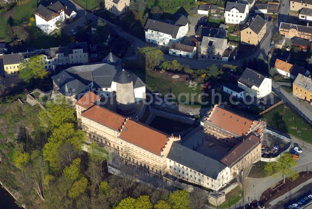 Aerial photograph Oelsnitz (Vogtland) - Blick auf Schloss Voigtsberg in Oelsnitz. Sein heutiges Aussehen ist das Werk vieler Jahrhunderte: Der sog. Altteil des Schlosses, die ursprüngliche Burg mit Burgfried, wurde im 13. Jhd. durch Eberhard de Voitesberk erbaut. Kontakt: Fremdenverkehrsamt Oelsnitz, Grabenstraße 31 (Zoephelsches Haus), 08606 Oelsnitz(Vogtl), Telefon: 037421 / 20785, Fax: 037421 / 20794, kul-tour@oelsnitz.de,