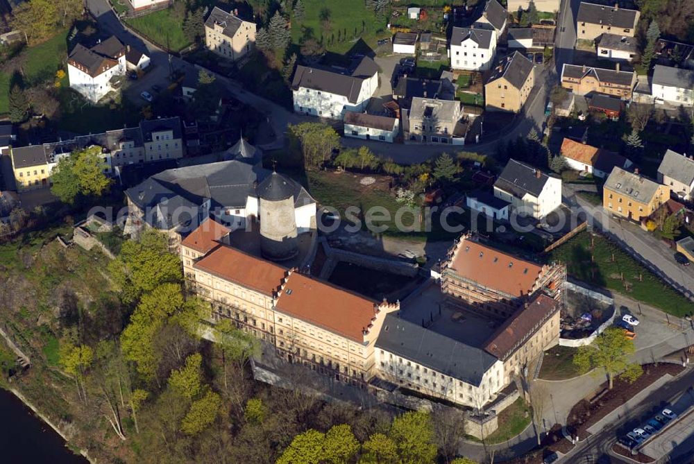 Oelsnitz (Vogtland) from above - Blick auf Schloss Voigtsberg in Oelsnitz. Sein heutiges Aussehen ist das Werk vieler Jahrhunderte: Der sog. Altteil des Schlosses, die ursprüngliche Burg mit Burgfried, wurde im 13. Jhd. durch Eberhard de Voitesberk erbaut. Kontakt: Fremdenverkehrsamt Oelsnitz, Grabenstraße 31 (Zoephelsches Haus), 08606 Oelsnitz(Vogtl), Telefon: 037421 / 20785, Fax: 037421 / 20794, kul-tour@oelsnitz.de,