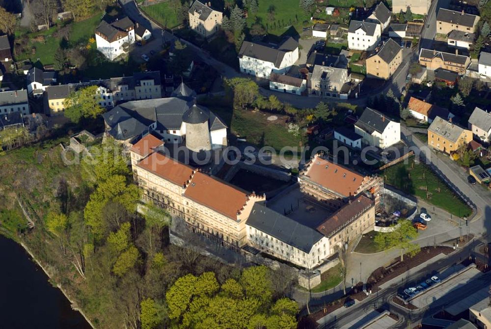 Oelsnitz (Vogtland) from the bird's eye view: Blick auf Schloss Voigtsberg in Oelsnitz. Sein heutiges Aussehen ist das Werk vieler Jahrhunderte: Der sog. Altteil des Schlosses, die ursprüngliche Burg mit Burgfried, wurde im 13. Jhd. durch Eberhard de Voitesberk erbaut. Kontakt: Fremdenverkehrsamt Oelsnitz, Grabenstraße 31 (Zoephelsches Haus), 08606 Oelsnitz(Vogtl), Telefon: 037421 / 20785, Fax: 037421 / 20794, kul-tour@oelsnitz.de,