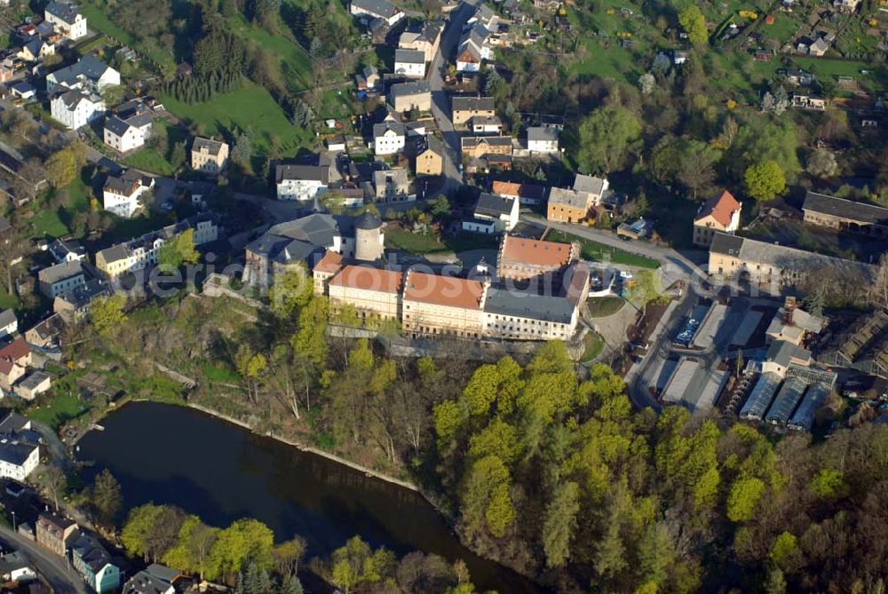 Aerial photograph Oelsnitz (Vogtland) - Blick auf Schloss Voigtsberg in Oelsnitz. Sein heutiges Aussehen ist das Werk vieler Jahrhunderte: Der sog. Altteil des Schlosses, die ursprüngliche Burg mit Burgfried, wurde im 13. Jhd. durch Eberhard de Voitesberk erbaut. Kontakt: Fremdenverkehrsamt Oelsnitz, Grabenstraße 31 (Zoephelsches Haus), 08606 Oelsnitz(Vogtl), Telefon: 037421 / 20785, Fax: 037421 / 20794, kul-tour@oelsnitz.de,