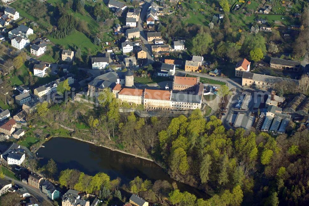 Oelsnitz (Vogtland) from above - Blick auf Schloss Voigtsberg in Oelsnitz. Sein heutiges Aussehen ist das Werk vieler Jahrhunderte: Der sog. Altteil des Schlosses, die ursprüngliche Burg mit Burgfried, wurde im 13. Jhd. durch Eberhard de Voitesberk erbaut. Kontakt: Fremdenverkehrsamt Oelsnitz, Grabenstraße 31 (Zoephelsches Haus), 08606 Oelsnitz(Vogtl), Telefon: 037421 / 20785, Fax: 037421 / 20794, kul-tour@oelsnitz.de,