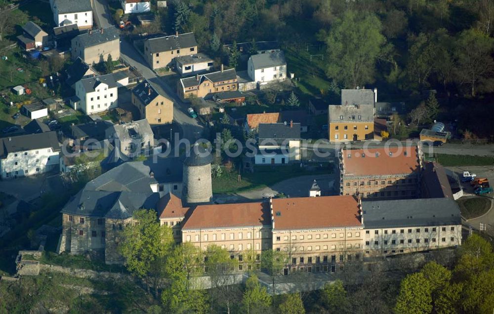 Oelsnitz (Vogtland) from the bird's eye view: Blick auf Schloss Voigtsberg in Oelsnitz. Sein heutiges Aussehen ist das Werk vieler Jahrhunderte: Der sog. Altteil des Schlosses, die ursprüngliche Burg mit Burgfried, wurde im 13. Jhd. durch Eberhard de Voitesberk erbaut. Kontakt: Fremdenverkehrsamt Oelsnitz, Grabenstraße 31 (Zoephelsches Haus), 08606 Oelsnitz(Vogtl), Telefon: 037421 / 20785, Fax: 037421 / 20794, kul-tour@oelsnitz.de,