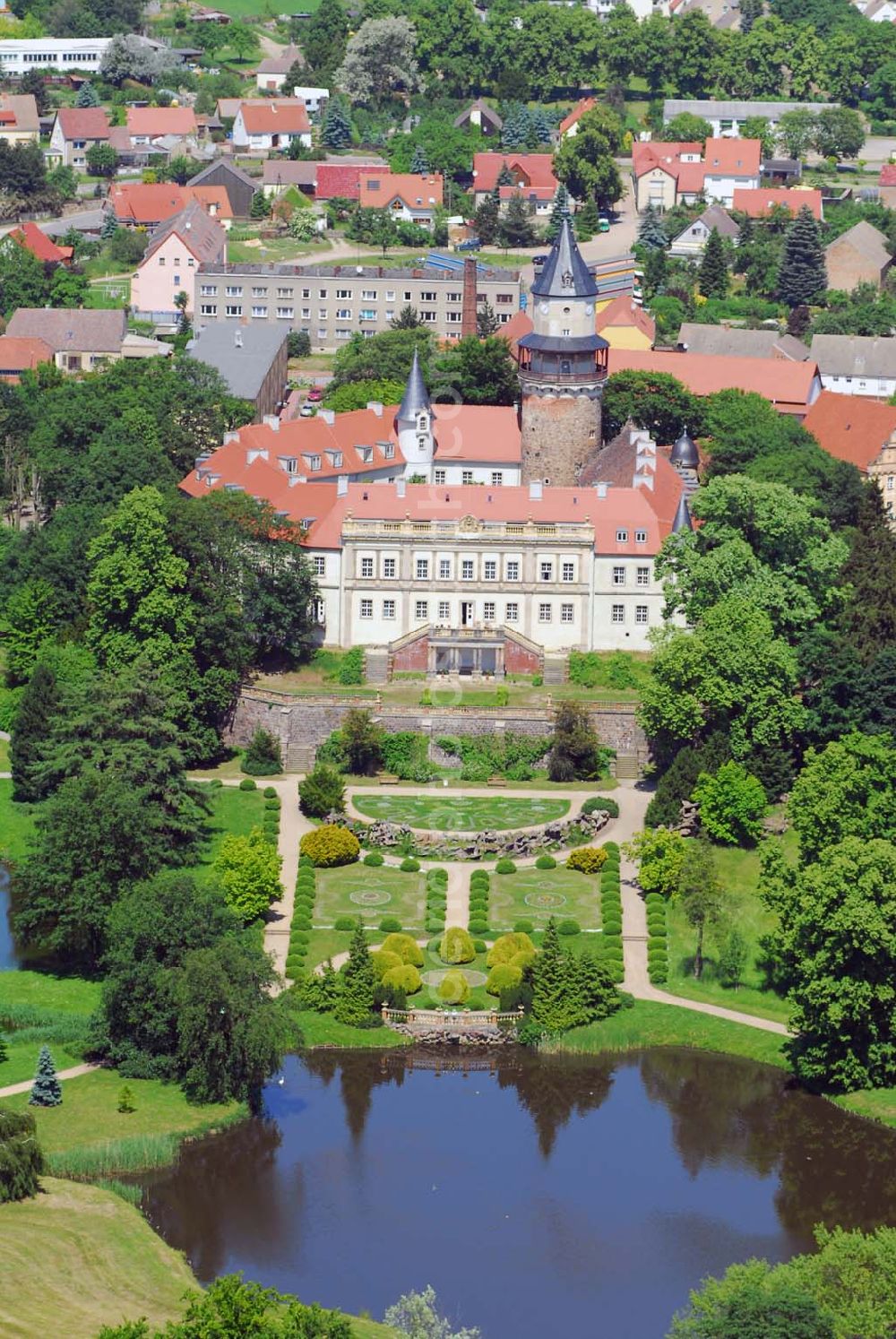 Aerial photograph Wiesenburg - Blick auf das Schloss Wiesenburg in Wiesenbug/Brandenburg.Das Schloss wurde urkundlich zum ersten Mal im Jahre 1161 erwähnt. Im Inneren des Schlosses sind moderne Wohnungen sowie Büroräume entstanden. Kontakt: Schloss Wiesenburg GbR, Schloss, 14827 Wiesenburg, Telefon (03 38 49) 5 58 90, Fax (03 38 49) 5 58 99