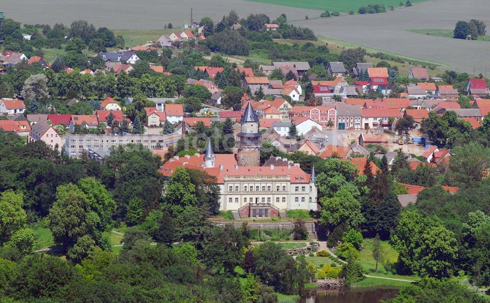 Wiesenburg from above - Blick auf das Schloss Wiesenburg in Wiesenbug/Brandenburg.Das Schloss wurde urkundlich zum ersten Mal im Jahre 1161 erwähnt. Im Inneren des Schlosses sind moderne Wohnungen sowie Büroräume entstanden. Kontakt: Schloss Wiesenburg GbR, Schloss, 14827 Wiesenburg, Telefon (03 38 49) 5 58 90, Fax (03 38 49) 5 58 99