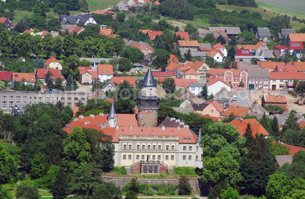 Wiesenburg from the bird's eye view: Blick auf das Schloss Wiesenburg in Wiesenbug/Brandenburg.Das Schloss wurde urkundlich zum ersten Mal im Jahre 1161 erwähnt. Im Inneren des Schlosses sind moderne Wohnungen sowie Büroräume entstanden. Kontakt: Schloss Wiesenburg GbR, Schloss, 14827 Wiesenburg, Telefon (03 38 49) 5 58 90, Fax (03 38 49) 5 58 99