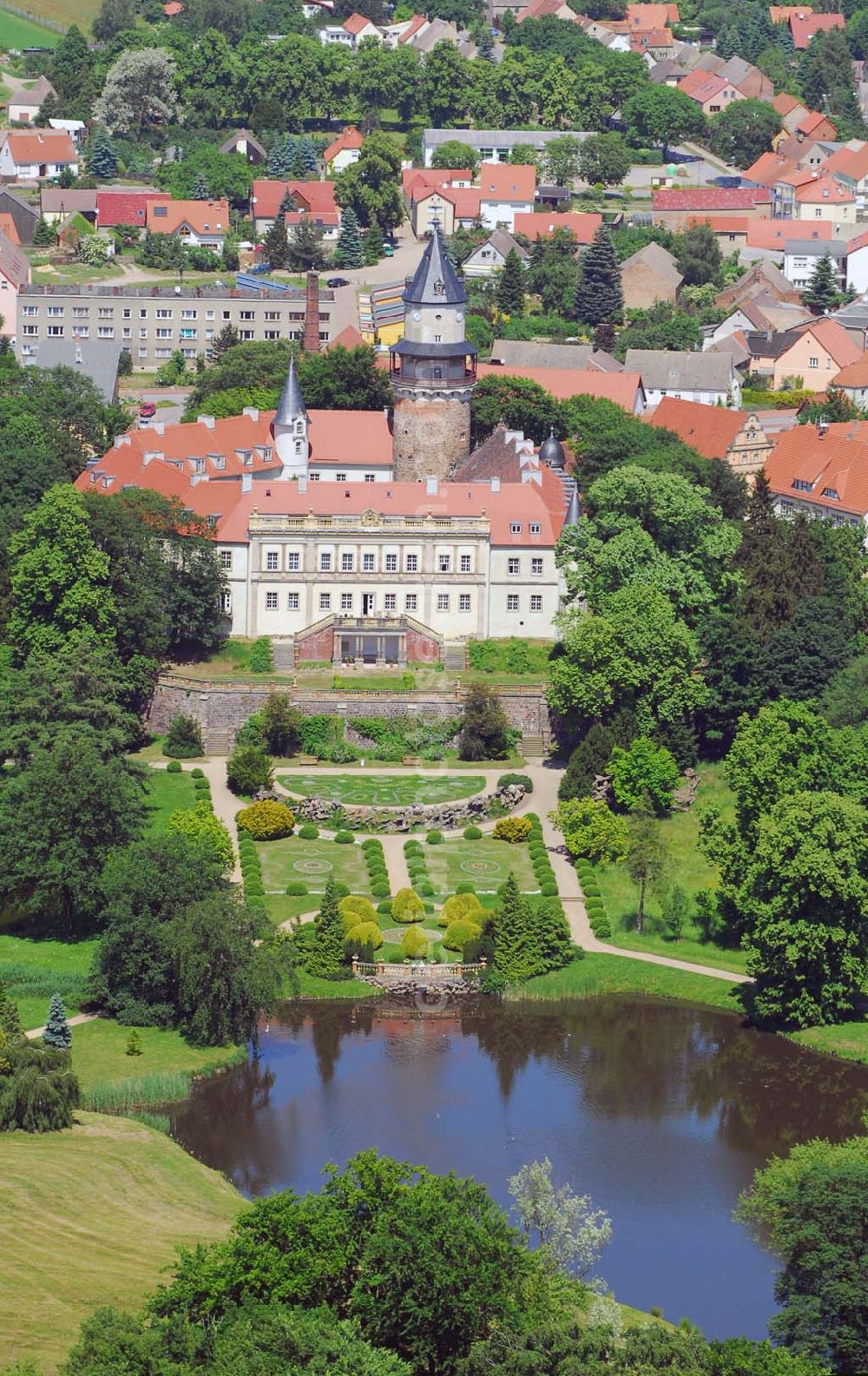 Wiesenburg from above - Blick auf das Schloss Wiesenburg in Wiesenbug/Brandenburg.Das Schloss wurde urkundlich zum ersten Mal im Jahre 1161 erwähnt. Im Inneren des Schlosses sind moderne Wohnungen sowie Büroräume entstanden. Kontakt: Schloss Wiesenburg GbR, Schloss, 14827 Wiesenburg, Telefon (03 38 49) 5 58 90, Fax (03 38 49) 5 58 99