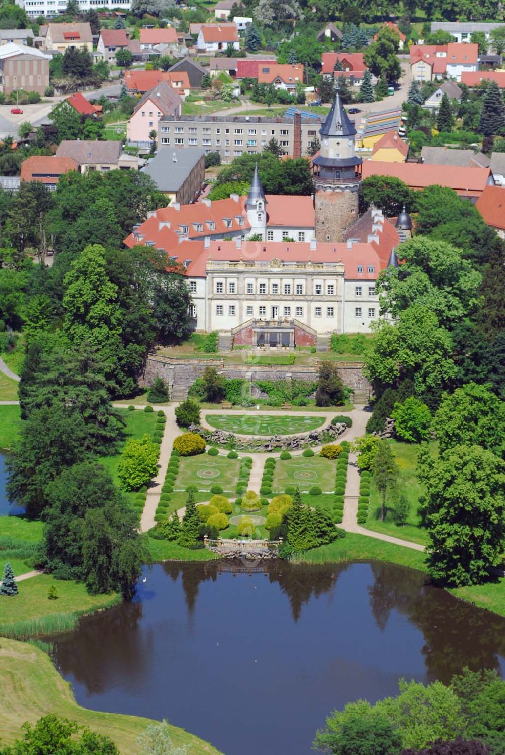 Aerial image Wiesenburg - Blick auf das Schloss Wiesenburg in Wiesenbug/Brandenburg.Das Schloss wurde urkundlich zum ersten Mal im Jahre 1161 erwähnt. Im Inneren des Schlosses sind moderne Wohnungen sowie Büroräume entstanden. Kontakt: Schloss Wiesenburg GbR, Schloss, 14827 Wiesenburg, Telefon (03 38 49) 5 58 90, Fax (03 38 49) 5 58 99