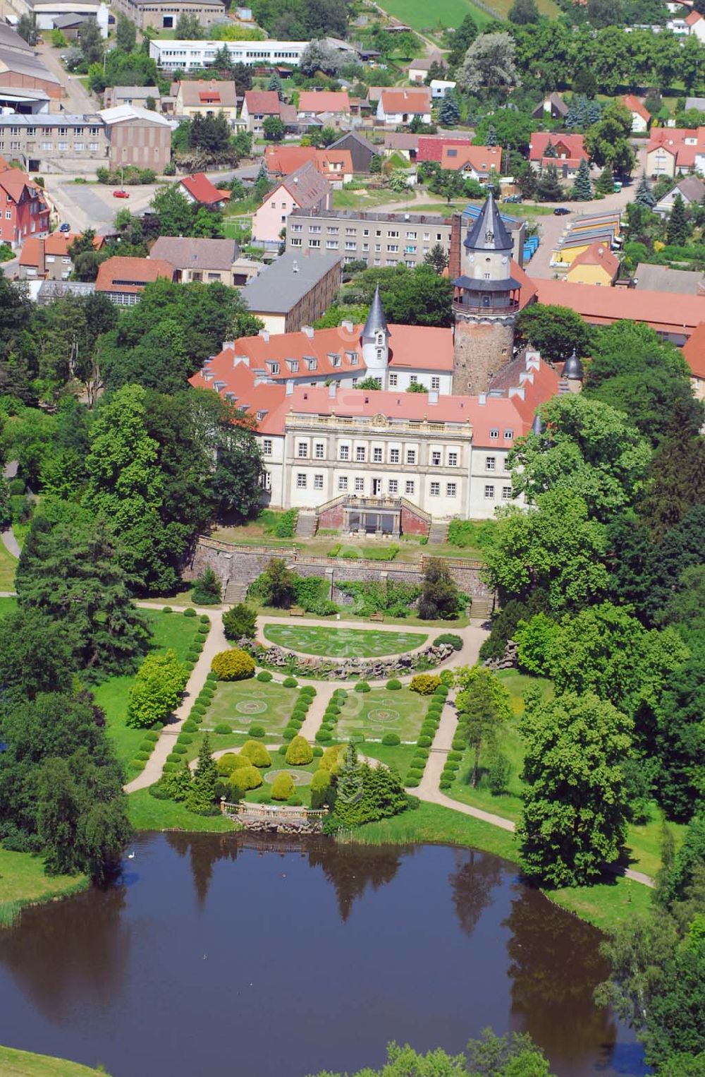 Aerial photograph Wiesenburg - Blick auf das Schloss Wiesenburg in Wiesenbug/Brandenburg.Das Schloss wurde urkundlich zum ersten Mal im Jahre 1161 erwähnt. Im Inneren des Schlosses sind moderne Wohnungen sowie Büroräume entstanden. Kontakt: Schloss Wiesenburg GbR, Schloss, 14827 Wiesenburg, Telefon (03 38 49) 5 58 90, Fax (03 38 49) 5 58 99