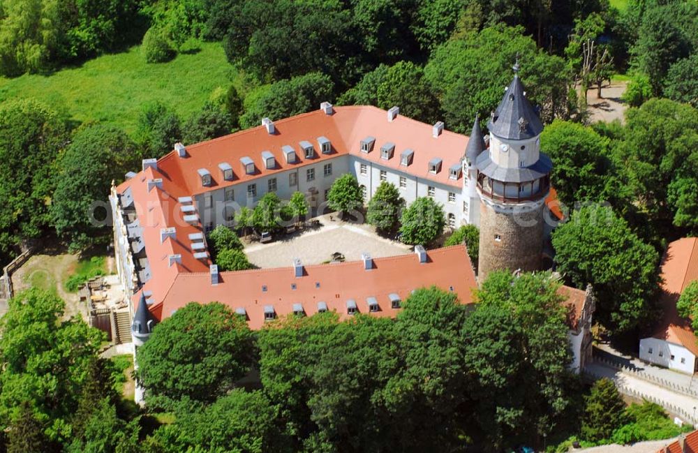 Wiesenburg from the bird's eye view: Blick auf das Schloss Wiesenburg in Wiesenbug/Brandenburg.Das Schloss wurde urkundlich zum ersten Mal im Jahre 1161 erwähnt. Im Inneren des Schlosses sind moderne Wohnungen sowie Büroräume entstanden. Kontakt: Schloss Wiesenburg GbR, Schloss, 14827 Wiesenburg, Telefon (03 38 49) 5 58 90, Fax (03 38 49) 5 58 99