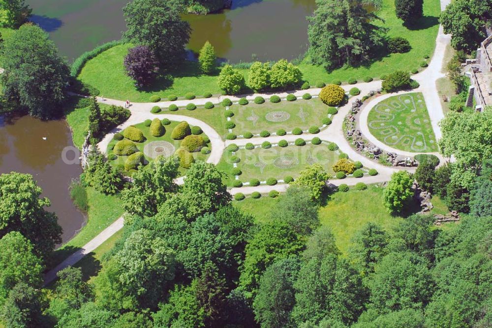 Wiesenburg from above - Blick auf den Schlosspark von Schloss Wiesenburg in Wiesenburg/Brandenburg.Das Schloss wurde urkundlich zum ersten Mal im Jahre 1161 erwähnt. Im Inneren des Schlosses sind moderne Wohnungen sowie Büroräume entstanden. Kontakt: Schloss Wiesenburg GbR, Schloss, 14827 Wiesenburg, Telefon (03 38 49) 5 58 90, Fax (03 38 49) 5 58 99