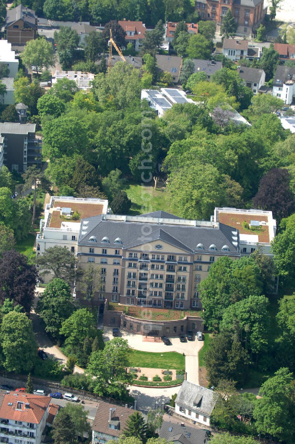 Frankfurt am Main from above - Blick auf die SchlossResidence Mühlberg im Frankfurter Stadtteil Sachsenhausen. Die Seniorenresidenz wird von Mitarbeitern der Markus Diakonie betreut und ist ein Projekt der cds Wohnbau GmbH. View of the Residence Palace Mühlberg in Sachsenhausen district of Frankfurt. The senior residence is maintained by employees of the Diakonia and Markus is a project of cds Wohnbau GmbH.