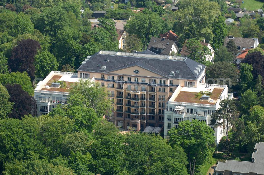 Frankfurt am Main from above - Blick auf die SchlossResidence Mühlberg im Frankfurter Stadtteil Sachsenhausen. Die Seniorenresidenz wird von Mitarbeitern der Markus Diakonie betreut und ist ein Projekt der cds Wohnbau GmbH. View of the Residence Palace Mühlberg in Sachsenhausen district of Frankfurt. The senior residence is maintained by employees of the Diakonia and Markus is a project of cds Wohnbau GmbH.