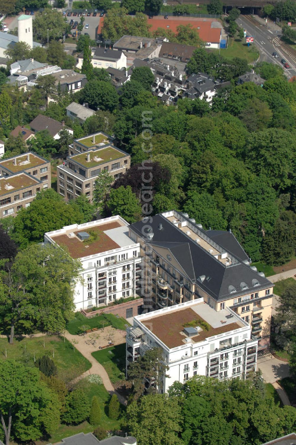 Aerial image Frankfurt am Main - Blick auf die SchlossResidence Mühlberg im Frankfurter Stadtteil Sachsenhausen. Die Seniorenresidenz wird von Mitarbeitern der Markus Diakonie betreut und ist ein Projekt der cds Wohnbau GmbH. View of the Residence Palace Mühlberg in Sachsenhausen district of Frankfurt. The senior residence is maintained by employees of the Diakonia and Markus is a project of cds Wohnbau GmbH.