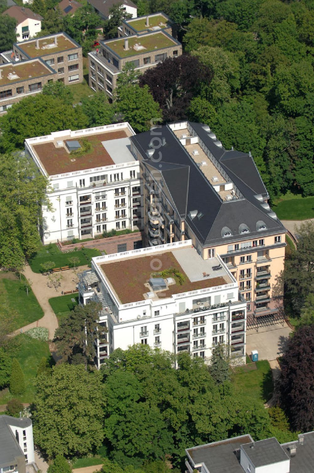 Aerial photograph Frankfurt am Main - Blick auf die SchlossResidence Mühlberg im Frankfurter Stadtteil Sachsenhausen. Die Seniorenresidenz wird von Mitarbeitern der Markus Diakonie betreut und ist ein Projekt der cds Wohnbau GmbH. View of the Residence Palace Mühlberg in Sachsenhausen district of Frankfurt. The senior residence is maintained by employees of the Diakonia and Markus is a project of cds Wohnbau GmbH.