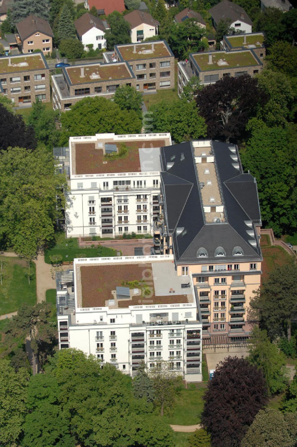 Frankfurt am Main from above - Blick auf die SchlossResidence Mühlberg im Frankfurter Stadtteil Sachsenhausen. Die Seniorenresidenz wird von Mitarbeitern der Markus Diakonie betreut und ist ein Projekt der cds Wohnbau GmbH. View of the Residence Palace Mühlberg in Sachsenhausen district of Frankfurt. The senior residence is maintained by employees of the Diakonia and Markus is a project of cds Wohnbau GmbH.