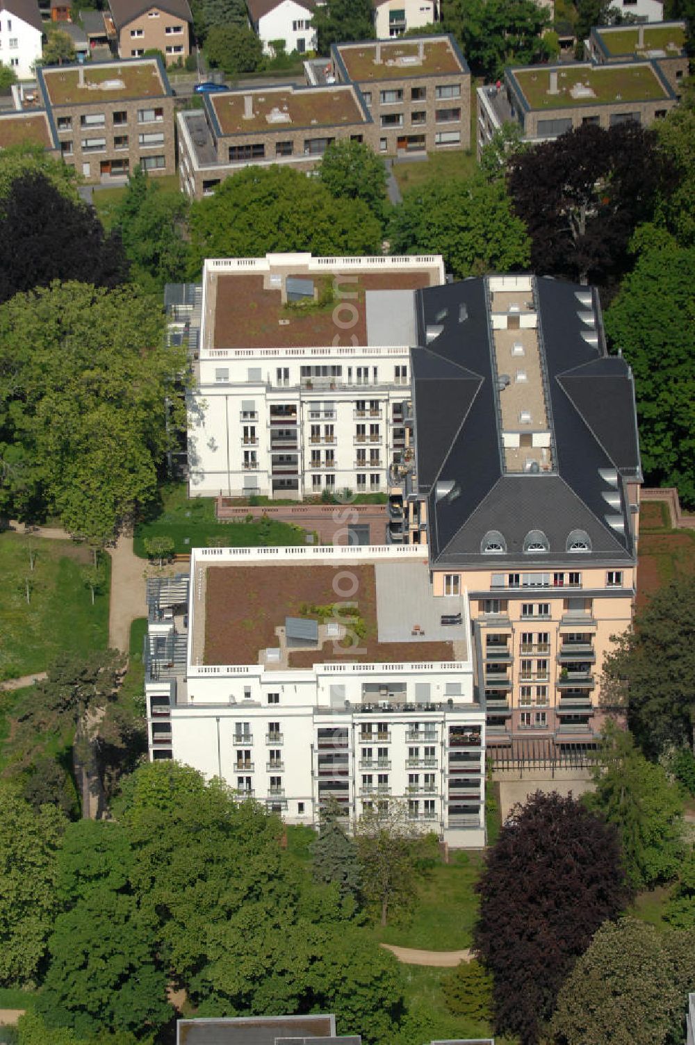 Frankfurt am Main from the bird's eye view: Blick auf die SchlossResidence Mühlberg im Frankfurter Stadtteil Sachsenhausen. Die Seniorenresidenz wird von Mitarbeitern der Markus Diakonie betreut und ist ein Projekt der cds Wohnbau GmbH. View of the Residence Palace Mühlberg in Sachsenhausen district of Frankfurt. The senior residence is maintained by employees of the Diakonia and Markus is a project of cds Wohnbau GmbH.