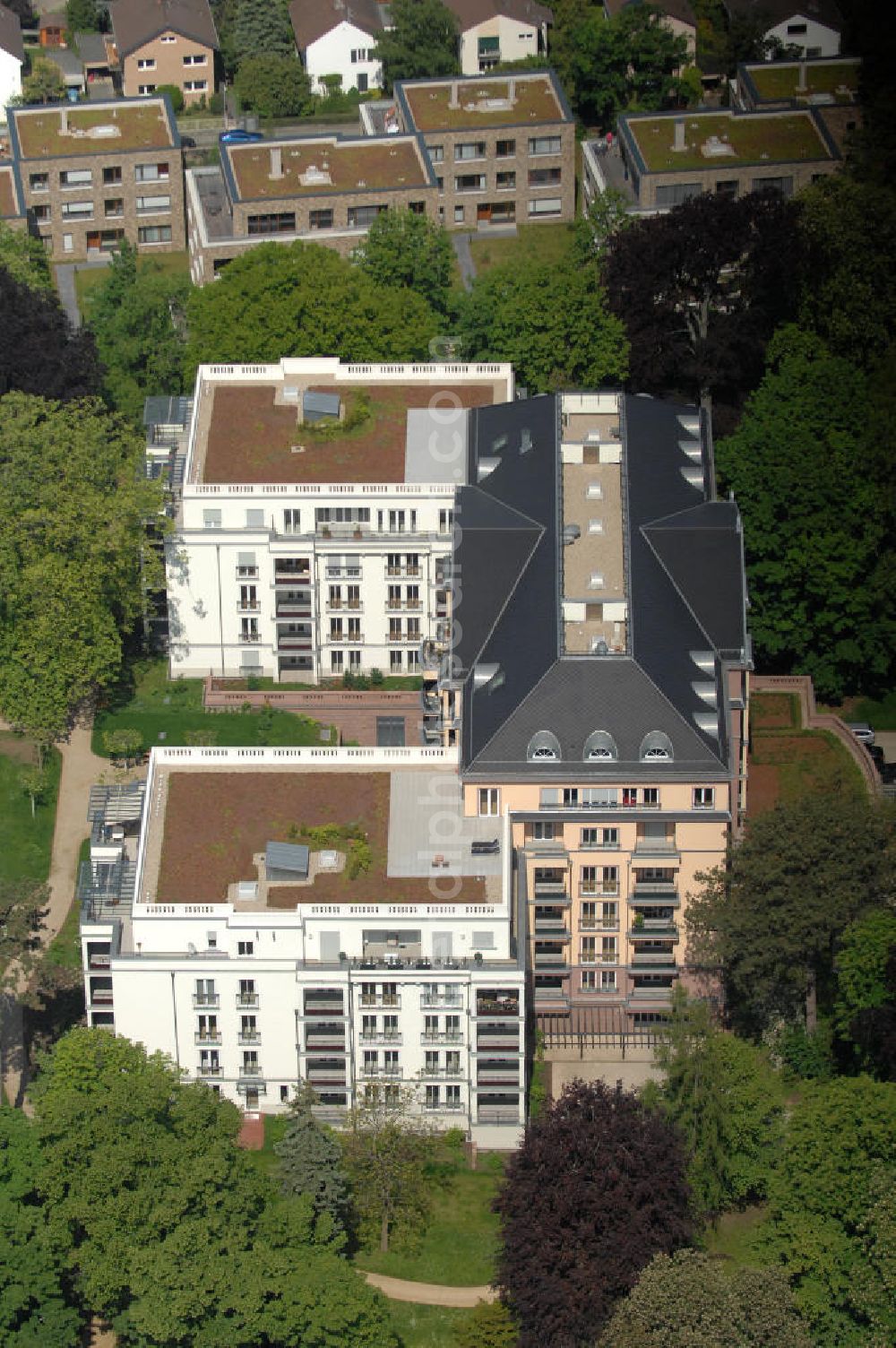 Aerial image Frankfurt am Main - Blick auf die SchlossResidence Mühlberg im Frankfurter Stadtteil Sachsenhausen. Die Seniorenresidenz wird von Mitarbeitern der Markus Diakonie betreut und ist ein Projekt der cds Wohnbau GmbH. View of the Residence Palace Mühlberg in Sachsenhausen district of Frankfurt. The senior residence is maintained by employees of the Diakonia and Markus is a project of cds Wohnbau GmbH.