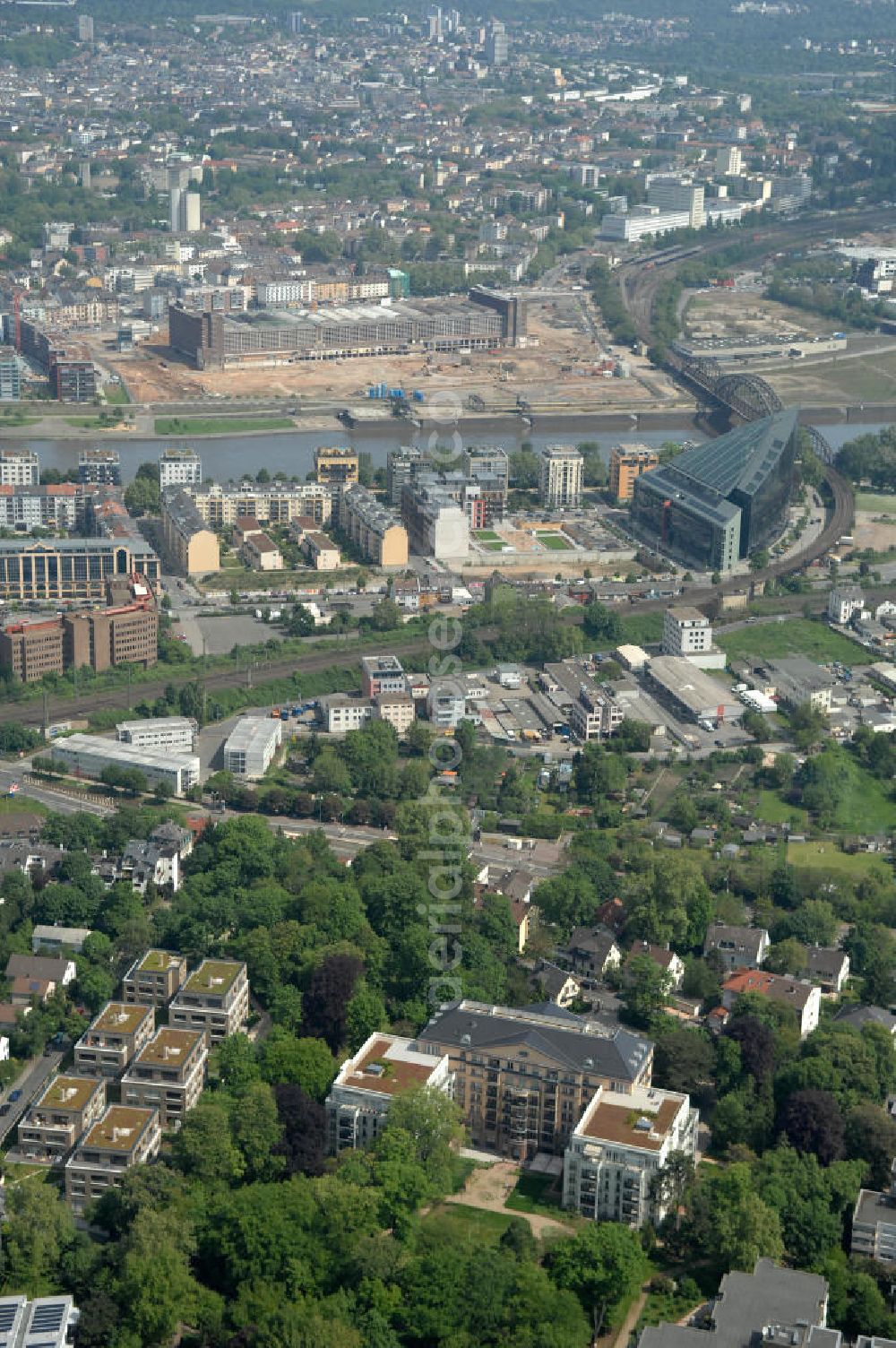 Frankfurt am Main from the bird's eye view: Blick auf die SchlossResidence Mühlberg im Frankfurter Stadtteil Sachsenhausen. Die Seniorenresidenz wird von Mitarbeitern der Markus Diakonie betreut und ist ein Projekt der cds Wohnbau GmbH. View of the Residence Palace Mühlberg in Sachsenhausen district of Frankfurt. The senior residence is maintained by employees of the Diakonia and Markus is a project of cds Wohnbau GmbH.