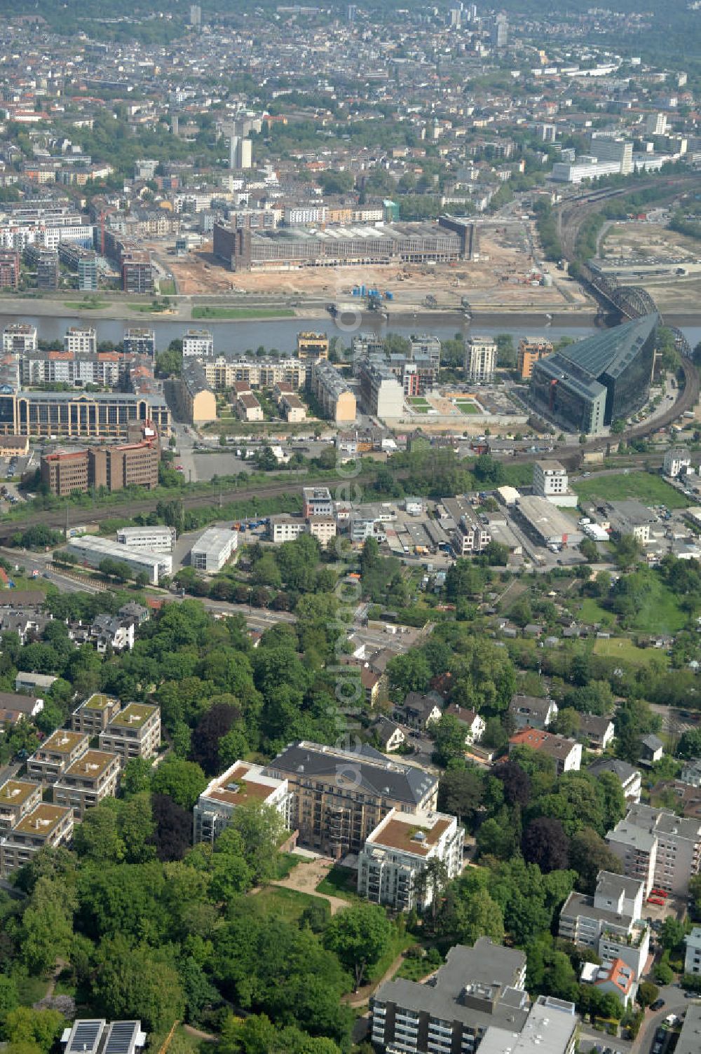 Aerial image Frankfurt am Main - Blick auf die SchlossResidence Mühlberg im Frankfurter Stadtteil Sachsenhausen. Die Seniorenresidenz wird von Mitarbeitern der Markus Diakonie betreut und ist ein Projekt der cds Wohnbau GmbH. View of the Residence Palace Mühlberg in Sachsenhausen district of Frankfurt. The senior residence is maintained by employees of the Diakonia and Markus is a project of cds Wohnbau GmbH.