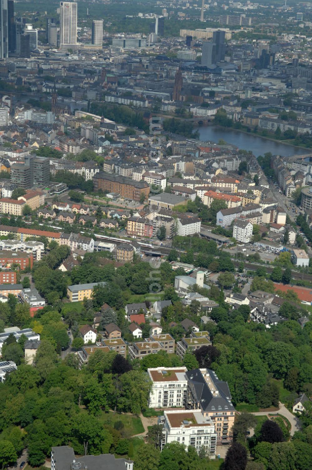 Frankfurt am Main from above - Blick auf die SchlossResidence Mühlberg im Frankfurter Stadtteil Sachsenhausen. Die Seniorenresidenz wird von Mitarbeitern der Markus Diakonie betreut und ist ein Projekt der cds Wohnbau GmbH. View of the Residence Palace Mühlberg in Sachsenhausen district of Frankfurt. The senior residence is maintained by employees of the Diakonia and Markus is a project of cds Wohnbau GmbH.