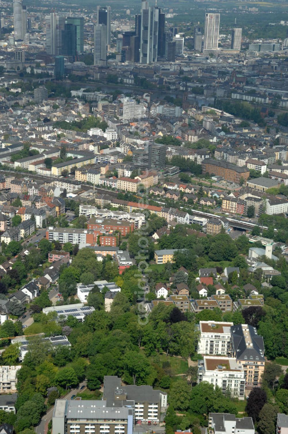 Frankfurt am Main from the bird's eye view: Blick auf die SchlossResidence Mühlberg im Frankfurter Stadtteil Sachsenhausen. Die Seniorenresidenz wird von Mitarbeitern der Markus Diakonie betreut und ist ein Projekt der cds Wohnbau GmbH. View of the Residence Palace Mühlberg in Sachsenhausen district of Frankfurt. The senior residence is maintained by employees of the Diakonia and Markus is a project of cds Wohnbau GmbH.