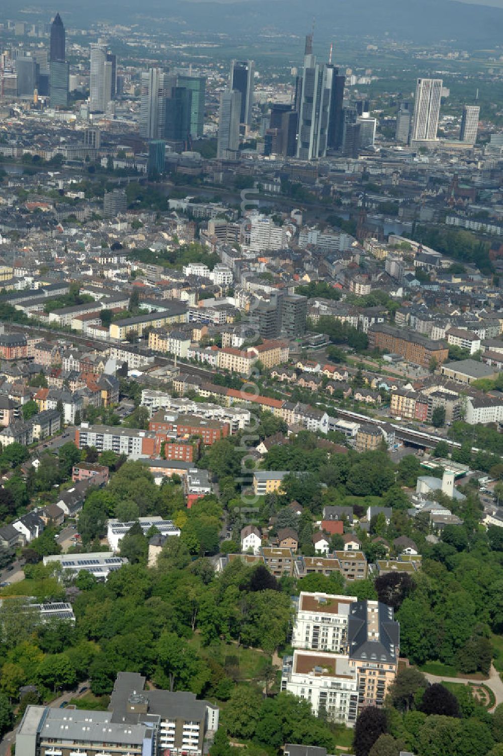 Aerial image Frankfurt am Main - Blick auf die SchlossResidence Mühlberg im Frankfurter Stadtteil Sachsenhausen. Die Seniorenresidenz wird von Mitarbeitern der Markus Diakonie betreut und ist ein Projekt der cds Wohnbau GmbH. View of the Residence Palace Mühlberg in Sachsenhausen district of Frankfurt. The senior residence is maintained by employees of the Diakonia and Markus is a project of cds Wohnbau GmbH.