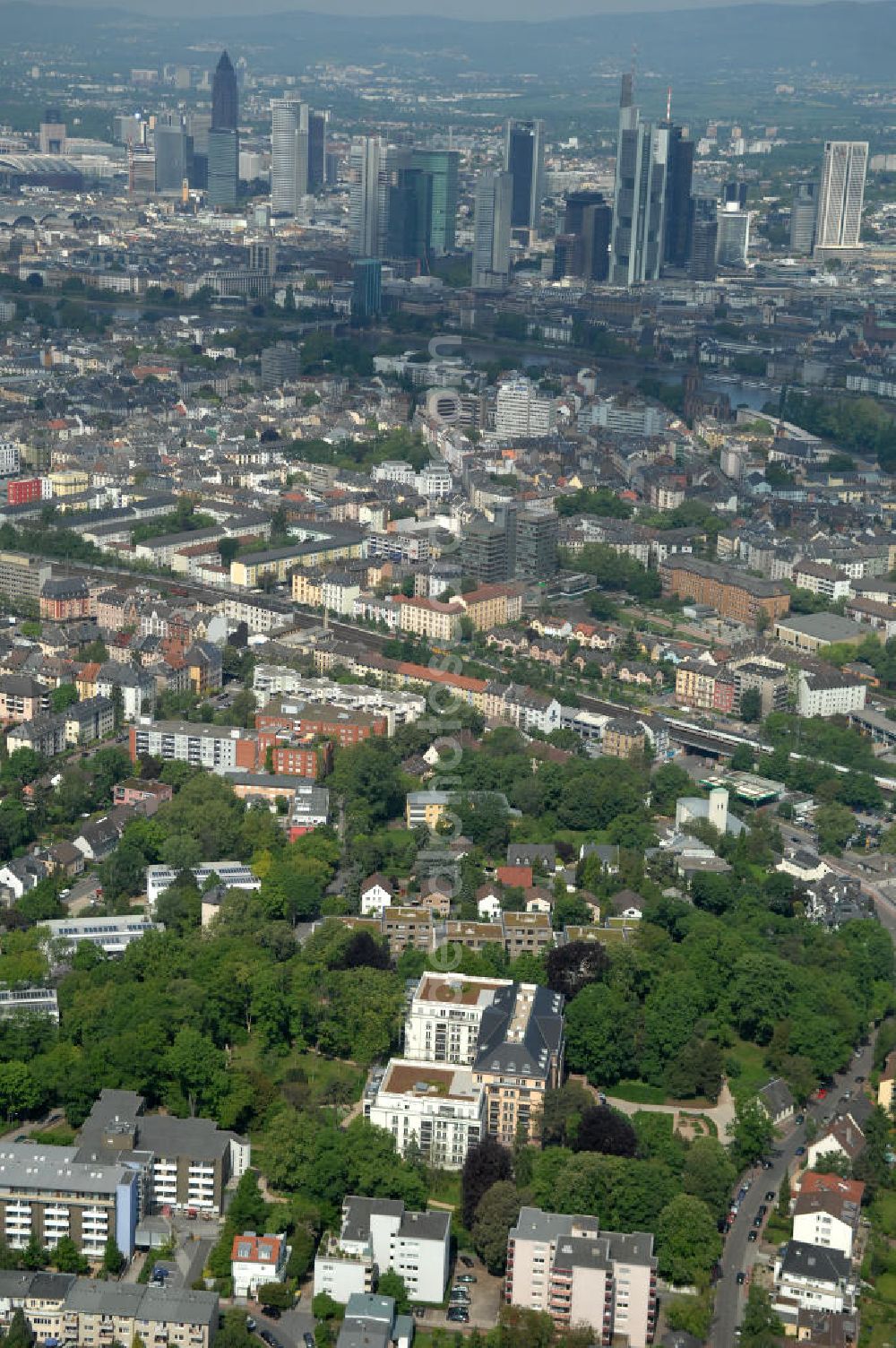 Aerial photograph Frankfurt am Main - Blick auf die SchlossResidence Mühlberg im Frankfurter Stadtteil Sachsenhausen. Die Seniorenresidenz wird von Mitarbeitern der Markus Diakonie betreut und ist ein Projekt der cds Wohnbau GmbH. View of the Residence Palace Mühlberg in Sachsenhausen district of Frankfurt. The senior residence is maintained by employees of the Diakonia and Markus is a project of cds Wohnbau GmbH.