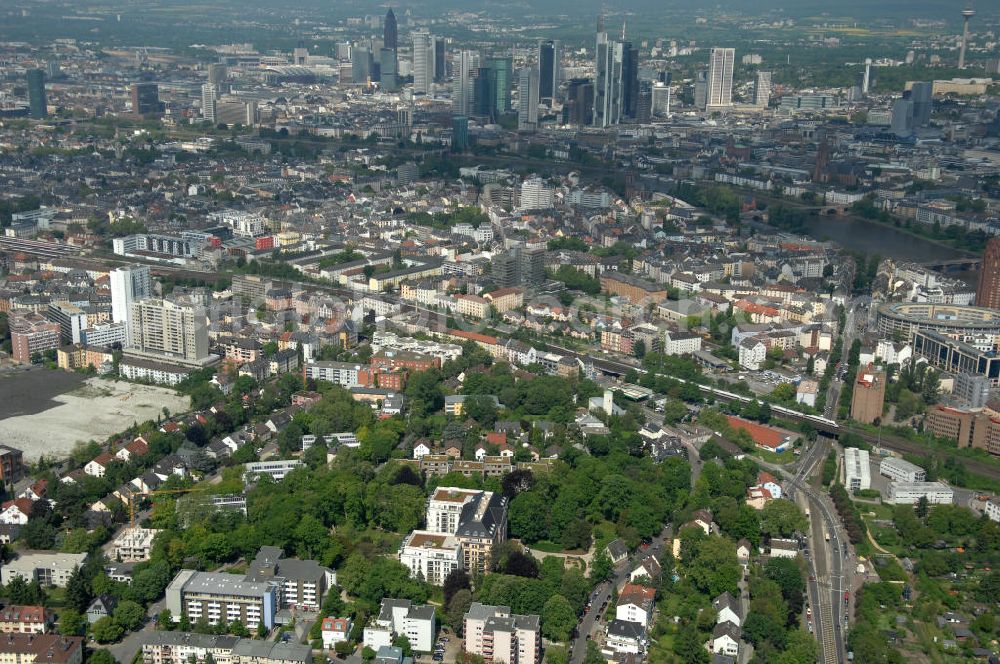 Frankfurt am Main from above - Blick auf die SchlossResidence Mühlberg im Frankfurter Stadtteil Sachsenhausen. Die Seniorenresidenz wird von Mitarbeitern der Markus Diakonie betreut und ist ein Projekt der cds Wohnbau GmbH. View of the Residence Palace Mühlberg in Sachsenhausen district of Frankfurt. The senior residence is maintained by employees of the Diakonia and Markus is a project of cds Wohnbau GmbH.