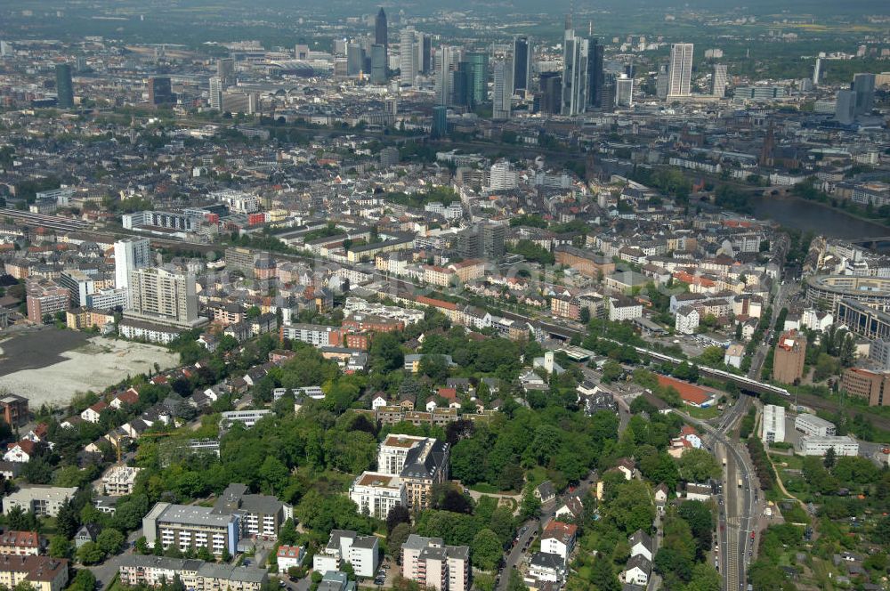 Frankfurt am Main from the bird's eye view: Blick auf die SchlossResidence Mühlberg im Frankfurter Stadtteil Sachsenhausen. Die Seniorenresidenz wird von Mitarbeitern der Markus Diakonie betreut und ist ein Projekt der cds Wohnbau GmbH. View of the Residence Palace Mühlberg in Sachsenhausen district of Frankfurt. The senior residence is maintained by employees of the Diakonia and Markus is a project of cds Wohnbau GmbH.