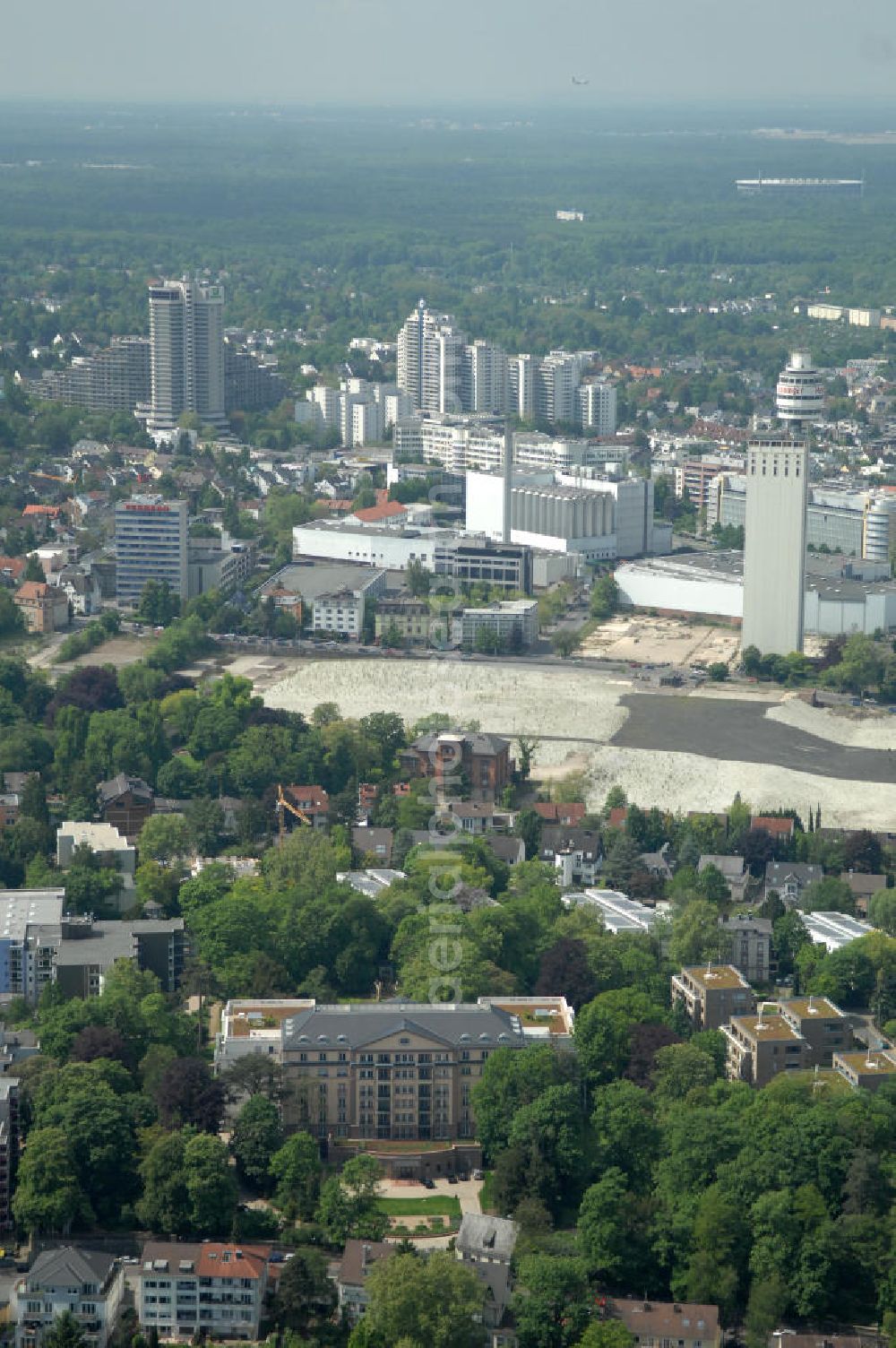 Frankfurt am Main from above - Blick auf die SchlossResidence Mühlberg im Frankfurter Stadtteil Sachsenhausen. Die Seniorenresidenz wird von Mitarbeitern der Markus Diakonie betreut und ist ein Projekt der cds Wohnbau GmbH. View of the Residence Palace Mühlberg in Sachsenhausen district of Frankfurt. The senior residence is maintained by employees of the Diakonia and Markus is a project of cds Wohnbau GmbH.