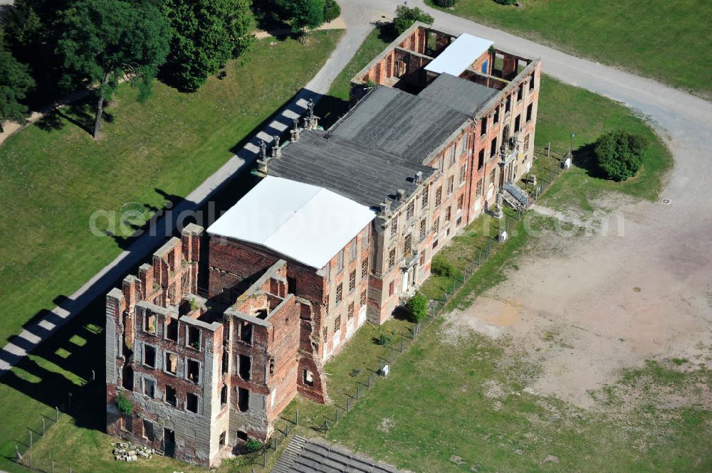 Aerial image Zerbst - Blick auf die Schloßruine Zerbst. Am 16. April 1945 wurde das Schloss durch Bomben getroffen und brannte anschließend vollständig aus. Dabei wurde die kostbare, erhaltene Innenausstattung ebenso vernichtet wie die Ausstellungsstücke des Museums und die Dokumente des Staatsarchivs. Ein Förderverein widmet sich heute dem Erhalt und der Sicherung der Ruine. View of the castle ruins Zerbst.