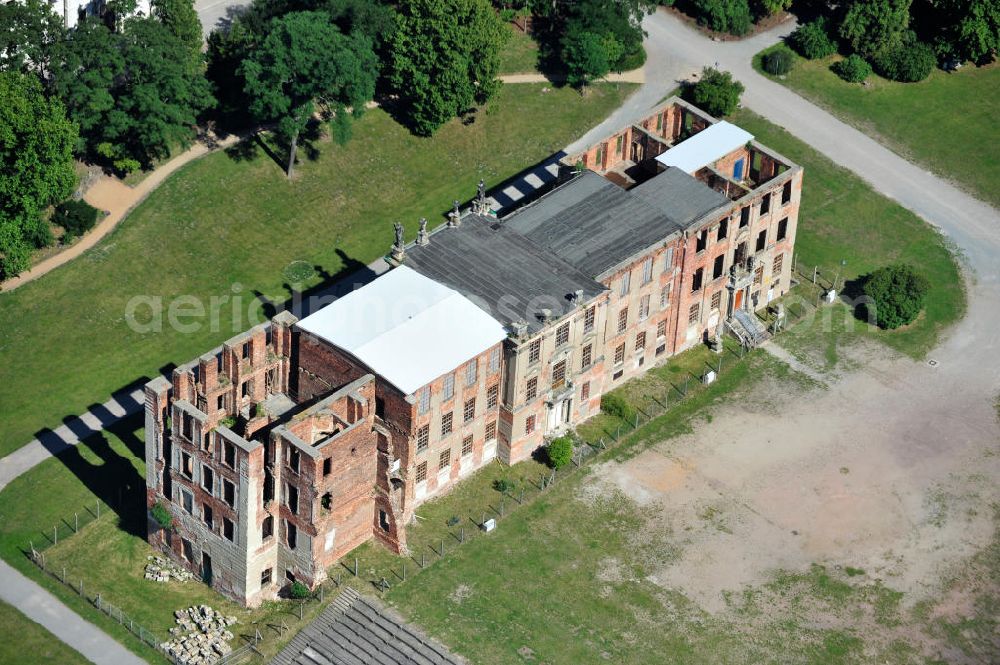 Zerbst from above - Blick auf die Schloßruine Zerbst. Am 16. April 1945 wurde das Schloss durch Bomben getroffen und brannte anschließend vollständig aus. Dabei wurde die kostbare, erhaltene Innenausstattung ebenso vernichtet wie die Ausstellungsstücke des Museums und die Dokumente des Staatsarchivs. Ein Förderverein widmet sich heute dem Erhalt und der Sicherung der Ruine. View of the castle ruins Zerbst.