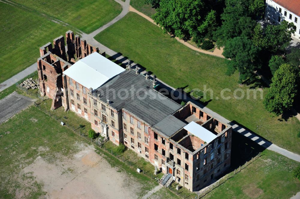 Zerbst from the bird's eye view: Blick auf die Schloßruine Zerbst. Am 16. April 1945 wurde das Schloss durch Bomben getroffen und brannte anschließend vollständig aus. Dabei wurde die kostbare, erhaltene Innenausstattung ebenso vernichtet wie die Ausstellungsstücke des Museums und die Dokumente des Staatsarchivs. Ein Förderverein widmet sich heute dem Erhalt und der Sicherung der Ruine. View of the castle ruins Zerbst.