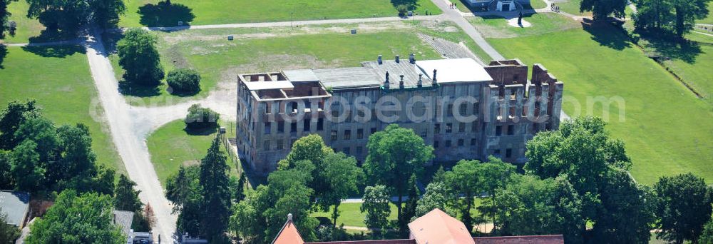 Aerial photograph Zerbst - Blick auf die Schloßruine Zerbst. Am 16. April 1945 wurde das Schloss durch Bomben getroffen und brannte anschließend vollständig aus. Dabei wurde die kostbare, erhaltene Innenausstattung ebenso vernichtet wie die Ausstellungsstücke des Museums und die Dokumente des Staatsarchivs. Ein Förderverein widmet sich heute dem Erhalt und der Sicherung der Ruine. View of the castle ruins Zerbst.