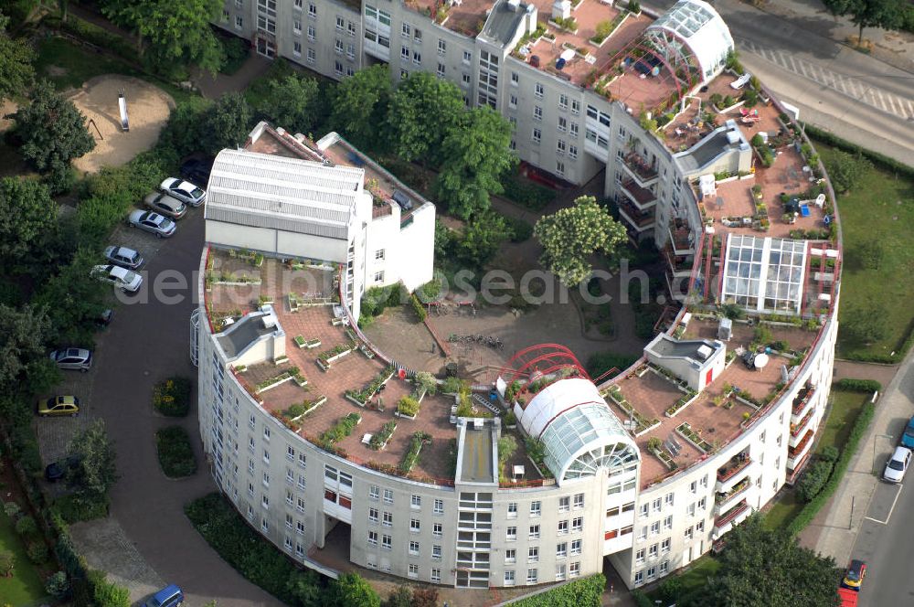 Aerial photograph Berlin - Blick auf die Schnecke in Berlin-Neukölln, die im Ortolanweg 3-17 / Kielingerstraße 1 in Buckow von der bbg BERLINER BAUGENOSSENSCHAFT eG als geschlossene Bebauung erbaut wurde, Kontakt: