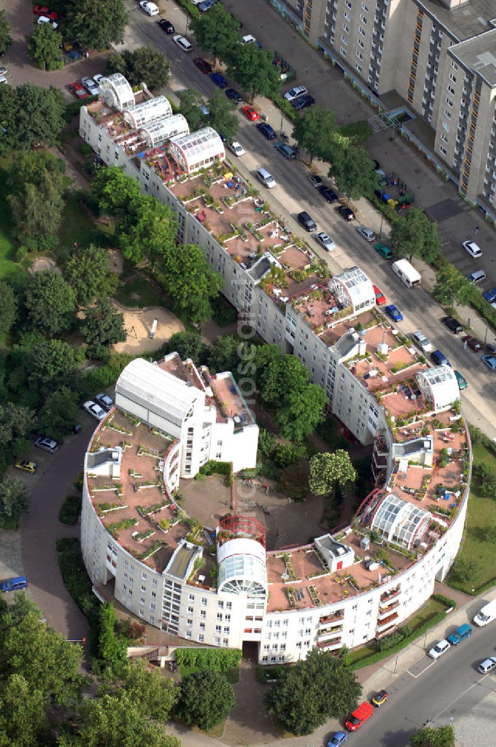 Berlin from above - Blick auf die Schnecke in Berlin-Neukölln, die im Ortolanweg 3-17 / Kielingerstraße 1 in Buckow von der bbg BERLINER BAUGENOSSENSCHAFT eG als geschlossene Bebauung erbaut wurde, Kontakt: