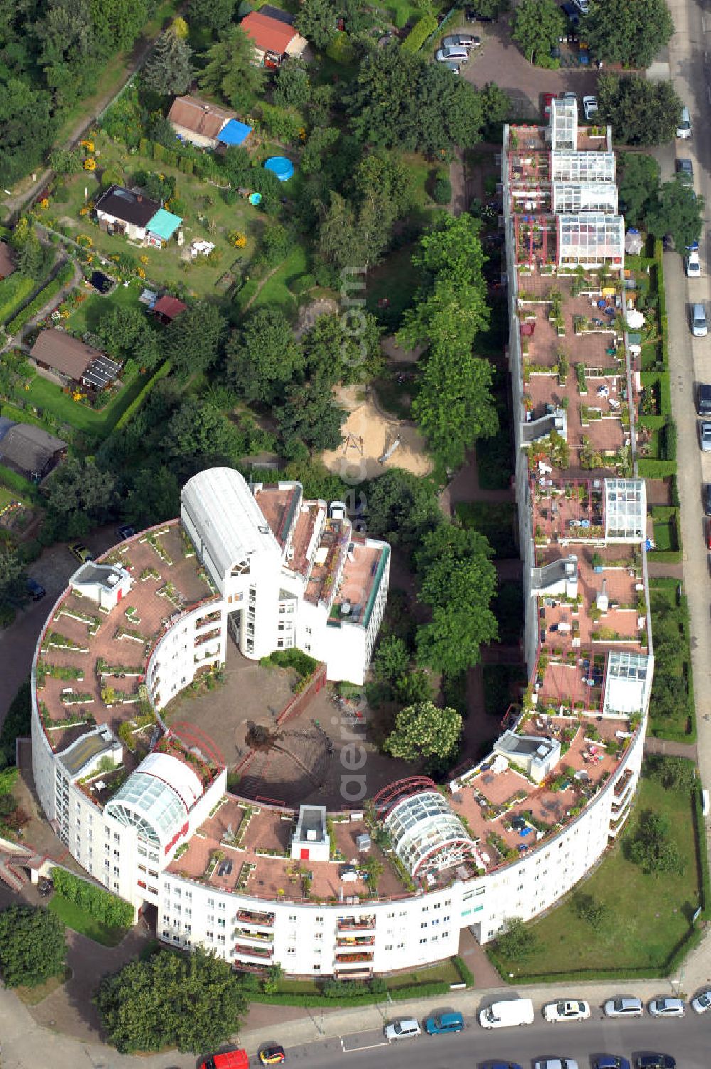 Berlin from the bird's eye view: Blick auf die Schnecke in Berlin-Neukölln, die im Ortolanweg 3-17 / Kielingerstraße 1 in Buckow von der bbg BERLINER BAUGENOSSENSCHAFT eG als geschlossene Bebauung erbaut wurde, Kontakt: