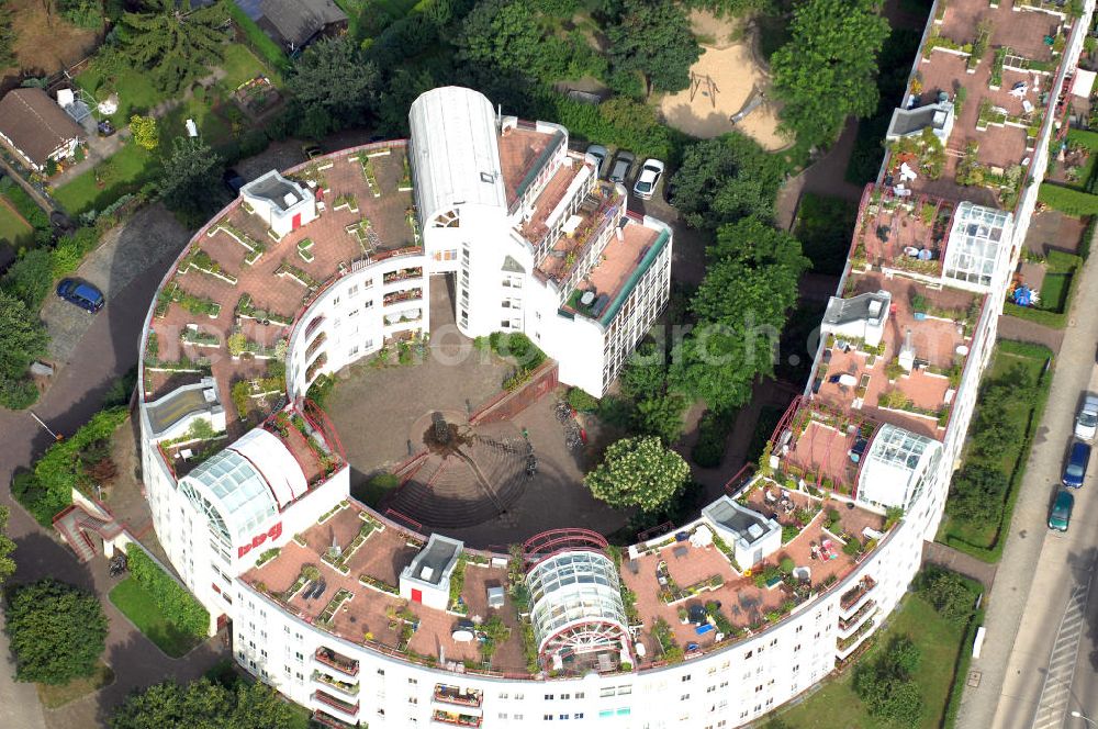 Aerial image Berlin - Blick auf die Schnecke in Berlin-Neukölln, die im Ortolanweg 3-17 / Kielingerstraße 1 in Buckow von der bbg BERLINER BAUGENOSSENSCHAFT eG als geschlossene Bebauung erbaut wurde, Kontakt: