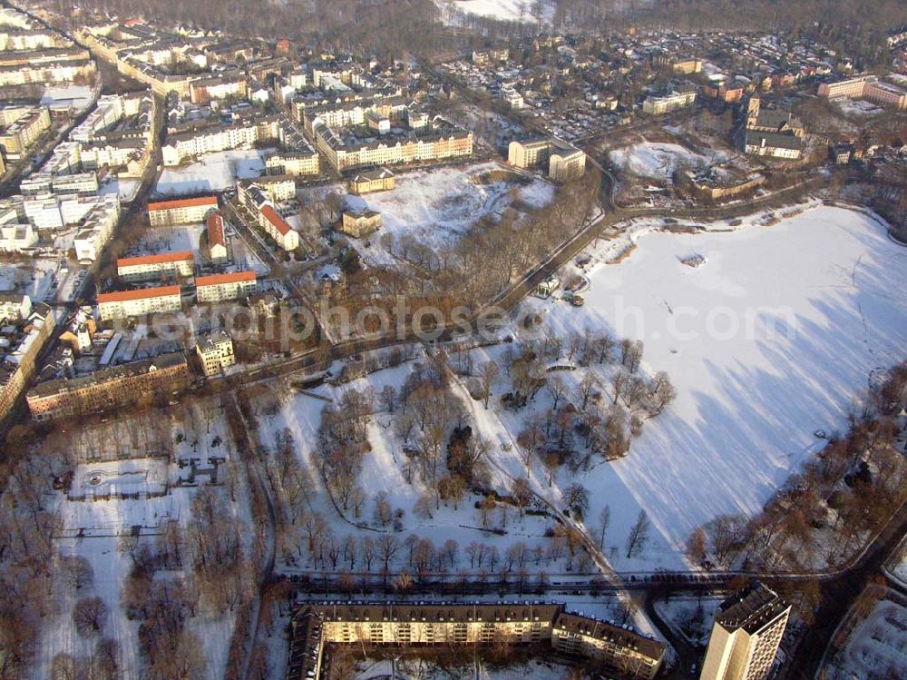 Chemnitz / Sachsen from above - 15.10.2006 Chemnitz / Sachsen: Vereister, schneebedeckter See des Wohnparks am Schloßteich der HVB Immobilien AG in Chemnitz / Sachsen