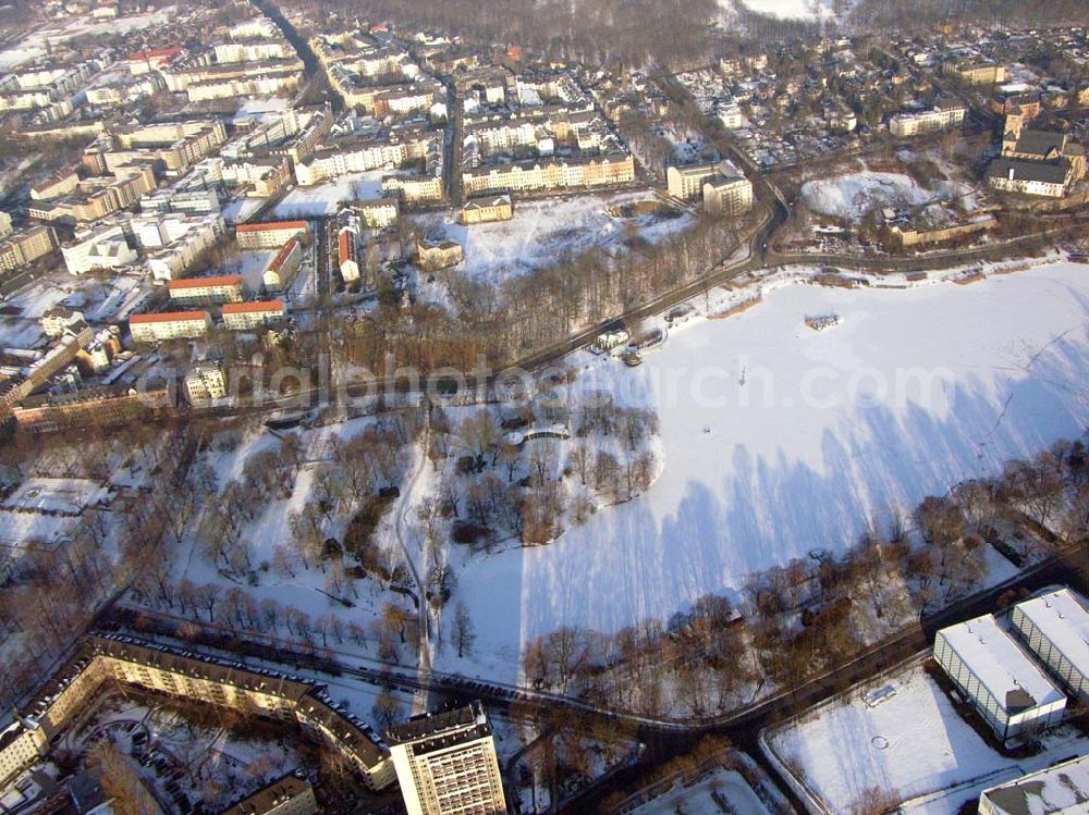 Chemnitz / Sachsen from the bird's eye view: 15.10.2006 Chemnitz / Sachsen: Vereister, schneebedeckter See des Wohnparks am Schloßteich der HVB Immobilien AG in Chemnitz / Sachsen