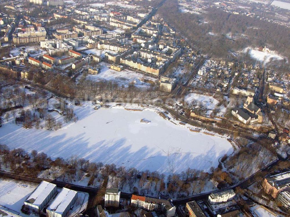 Aerial image Chemnitz / Sachsen - 15.10.2006 Chemnitz / Sachsen: Vereister, schneebedeckter See des Wohnparks am Schloßteich der HVB Immobilien AG in Chemnitz / Sachsen