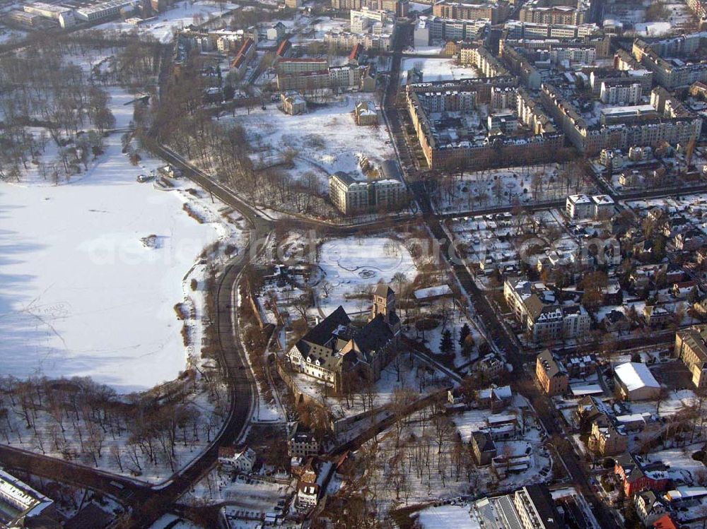 Chemnitz / Sachsen from above - 15.10.2006 Chemnitz / Sachsen: Vereister, schneebedeckter See des Wohnparks am Schloßteich der HVB Immobilien AG in Chemnitz / Sachsen