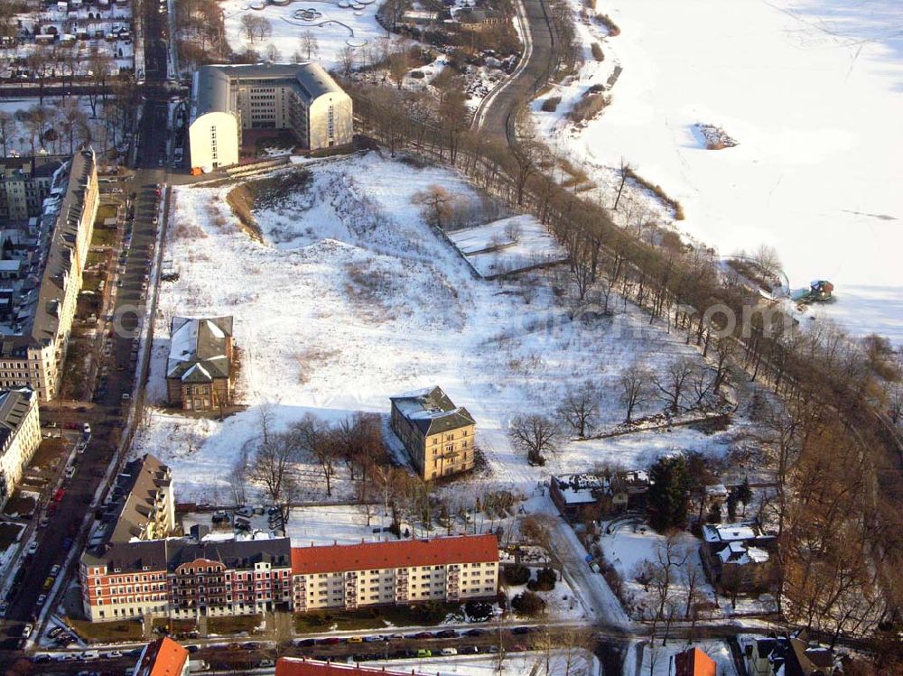 Chemnitz / Sachsen from the bird's eye view: 15.01.2006 Chemnitz / Sachsen: Vereister, schneebedeckter See des Wohnparks am Schloßteich der HVB Immobilien AG in Chemnitz / Sachsen