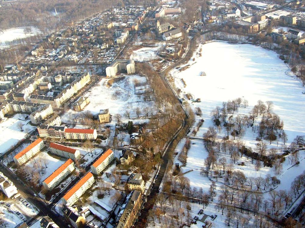 Aerial photograph Chemnitz / Sachsen - 15.01.2006 Chemnitz / Sachsen: Vereister, schneebedeckter See des Wohnparks am Schloßteich der HVB Immobilien AG in Chemnitz / Sachsen