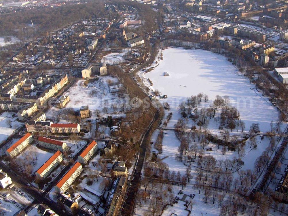 Aerial image Chemnitz / Sachsen - 15.10.2006 Chemnitz / Sachsen: Vereister, schneebedeckter See des Wohnparks am Schloßteich der HVB Immobilien AG in Chemnitz / Sachsen