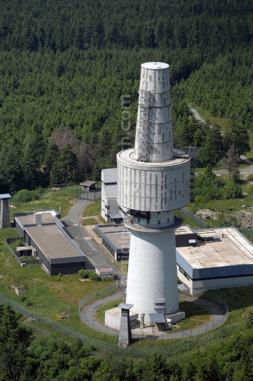 Schneeberg from the bird's eye view: Blick auf den Schneeberg und den Fernmeldeturm. Der Schneeberg ist mit 1.051 m ü. NN der höchste Berg im Fichtelgebirge (Nordostbayern) und im Frankenland. Schon von weitem erkennt man ihn an seinem klotzigen Turm der ehemaligen Streitkräfte – ein Mahnmal an den Kalten Krieg. Der Gipfelbereich besteht aus einem Granitblockmeer und einer Felsburg, auf dem das Aussichtstürmchen „Backöfele“ steht. Militärische Bauwerke prägen stark das Gipfelbild.