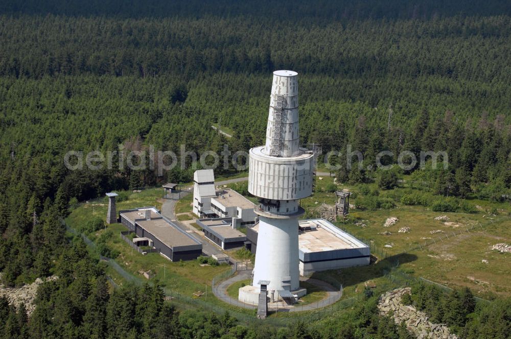 Aerial image Schneeberg - Blick auf den Schneeberg und den Fernmeldeturm. Der Schneeberg ist mit 1.051 m ü. NN der höchste Berg im Fichtelgebirge (Nordostbayern) und im Frankenland. Schon von weitem erkennt man ihn an seinem klotzigen Turm der ehemaligen Streitkräfte – ein Mahnmal an den Kalten Krieg. Der Gipfelbereich besteht aus einem Granitblockmeer und einer Felsburg, auf dem das Aussichtstürmchen „Backöfele“ steht. Militärische Bauwerke prägen stark das Gipfelbild.